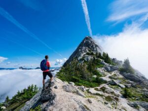 Randonneur en haut d'une montagne