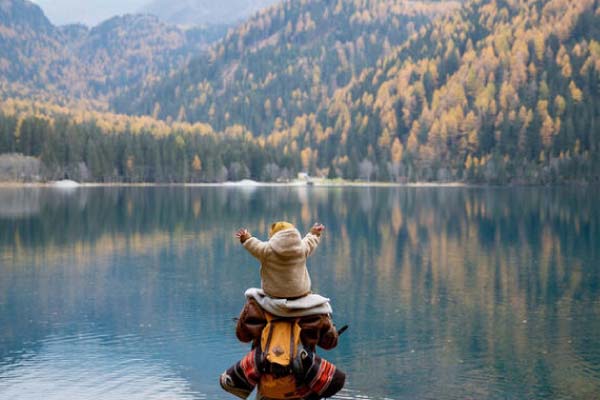 Bébé devant un lac de montagne