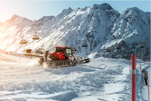 Dameuse qui étale la neige pour du stockage