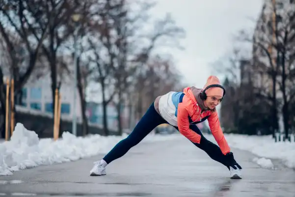 Femme qui s'entraine pour le ski