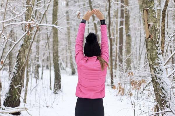 Femme qui fait une préparation physique pour le ski