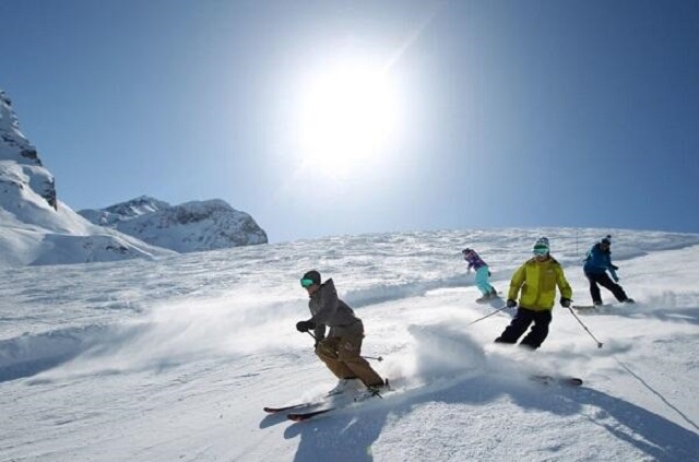 Groupe de skieurs en montagne