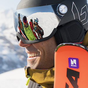 Homme avec casque de ski et paire de ski